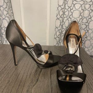 Badgley Mischka Women 4in black satin shoe. Size 10M